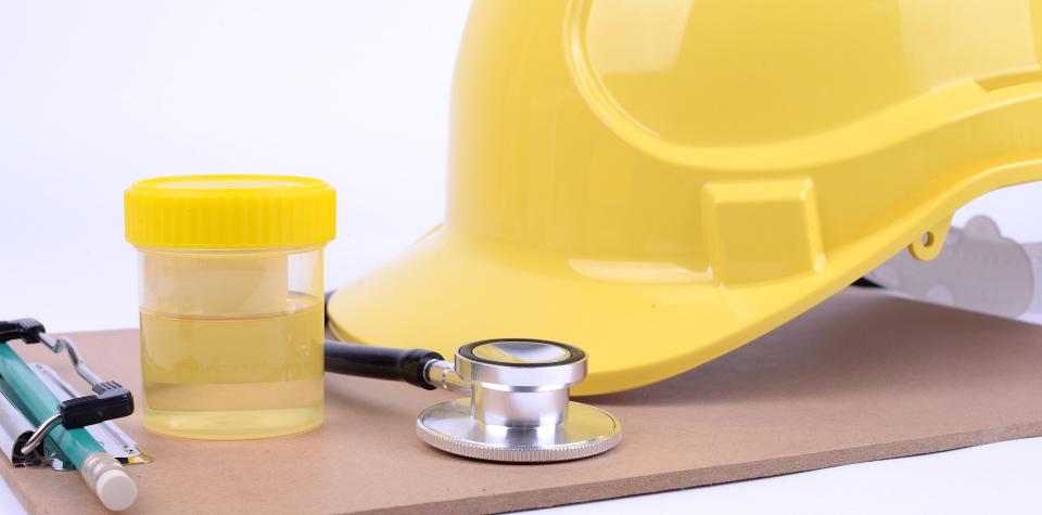 Casuqe de chantier à cote d'un test urine