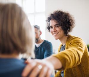 Personne avec la main sur l'épaule d'une autre personne de dos