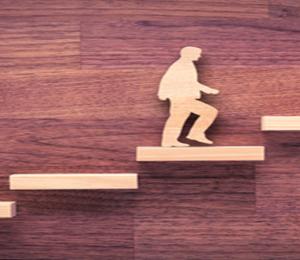 Personne qui monte un escalier