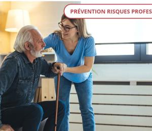 Image d'une dame en blouse bleue qui aide une personne âgée à se relever